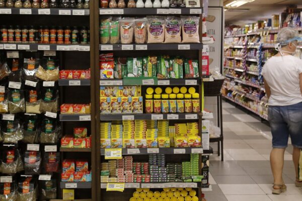 Fabricação de produto alimentício gerou mais emprego em 2024, diz IBGE