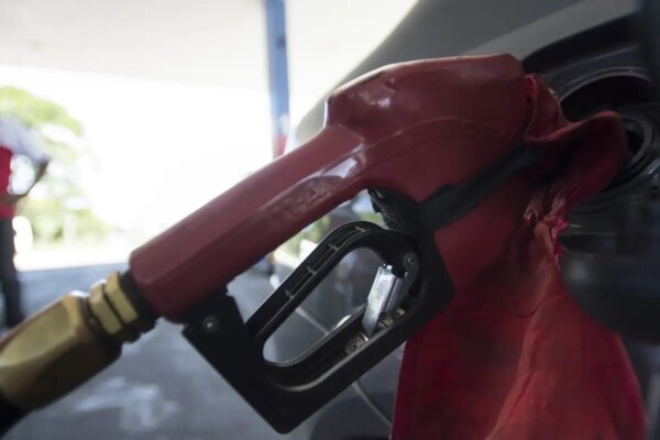 Governo inicia retirada gradual de subsídios aos combustíveis