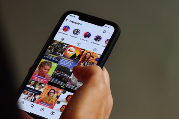 Redes sociais causam polarização e isolamento político em jovens