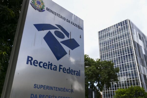 Receita paga nesta terça maior lote de restituição do IR da história